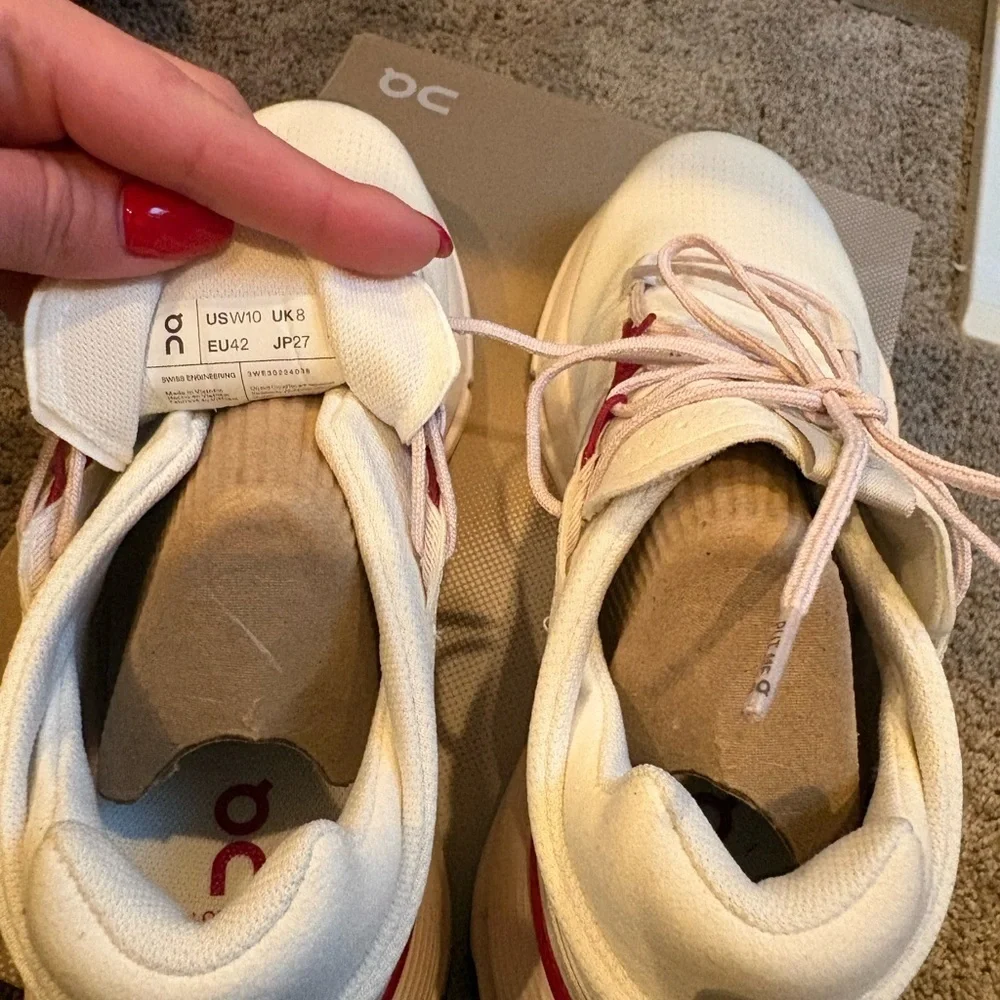CloudNova 2 On Cloud Gym Shoe size 10 ivory/grenadine